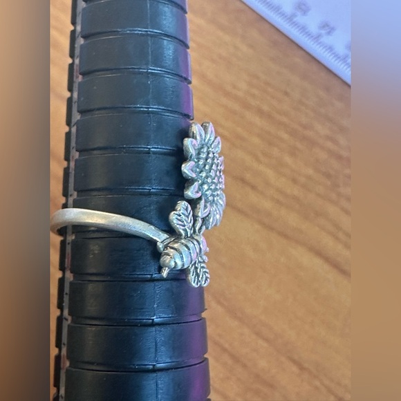 Adorable Sunflower and Bee sterling silver bypass adjustable ring - Picture 3 of 7